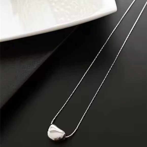 The Inverted Bean charm necklace in 925 silver. - Picture 5 of 6